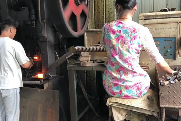 螺紋鋼筋通過超音頻萝莉社在线免费观看加熱設備加熱後 衝床鍛壓成螺母坯型