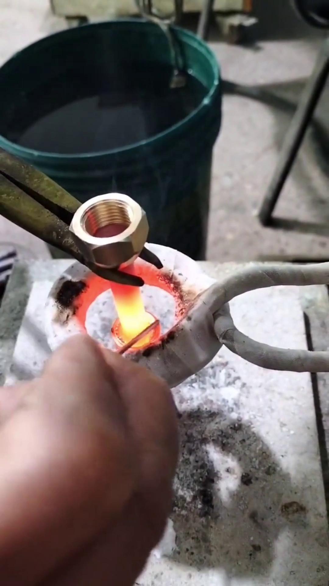 你還在用傳統的火焰焊接銅管嗎 人家都用上萝莉社在线免费观看加熱設備做銅管焊接了