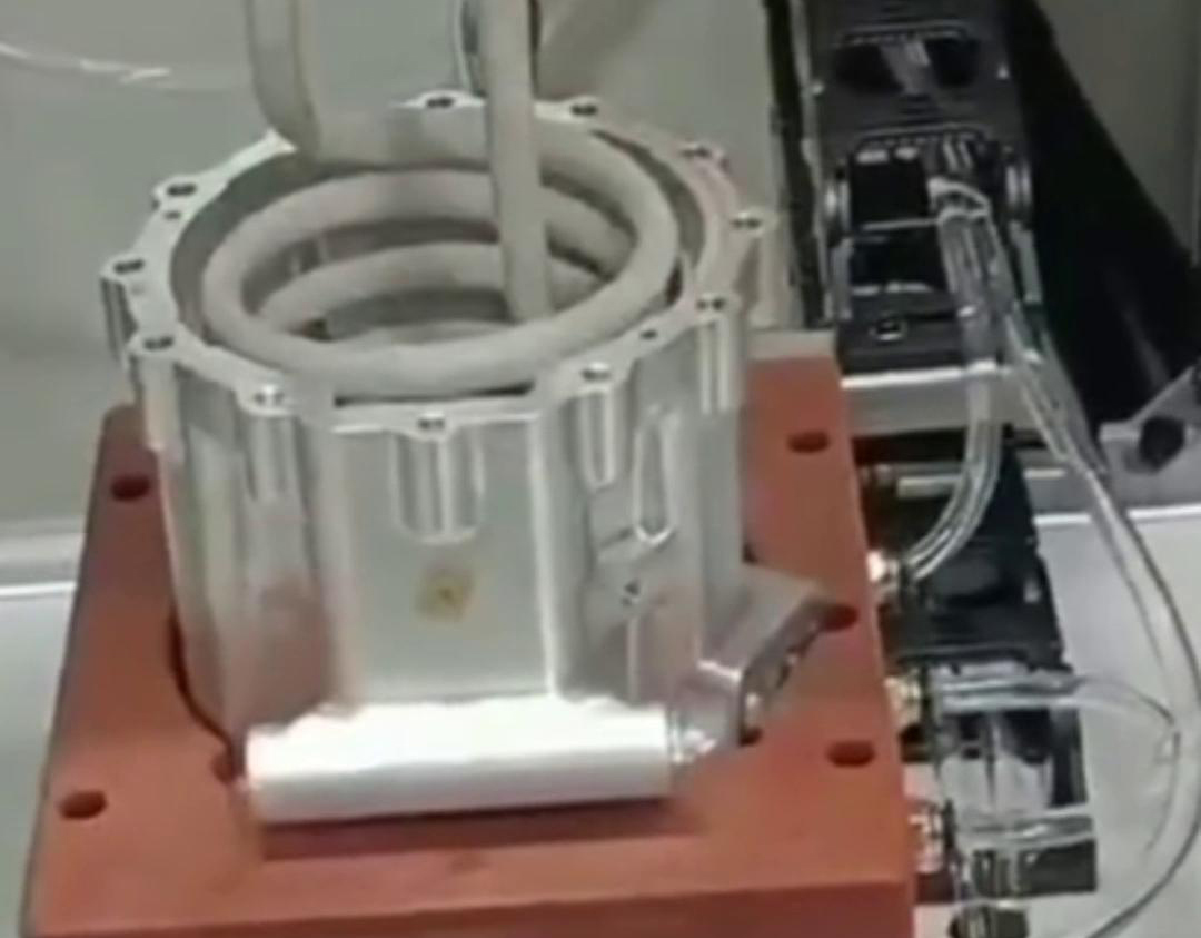 電機轉子高頻加熱熱裝配是一種利用高頻電磁振蕩產生量能加熱，從而實現精準零部件配合的工藝