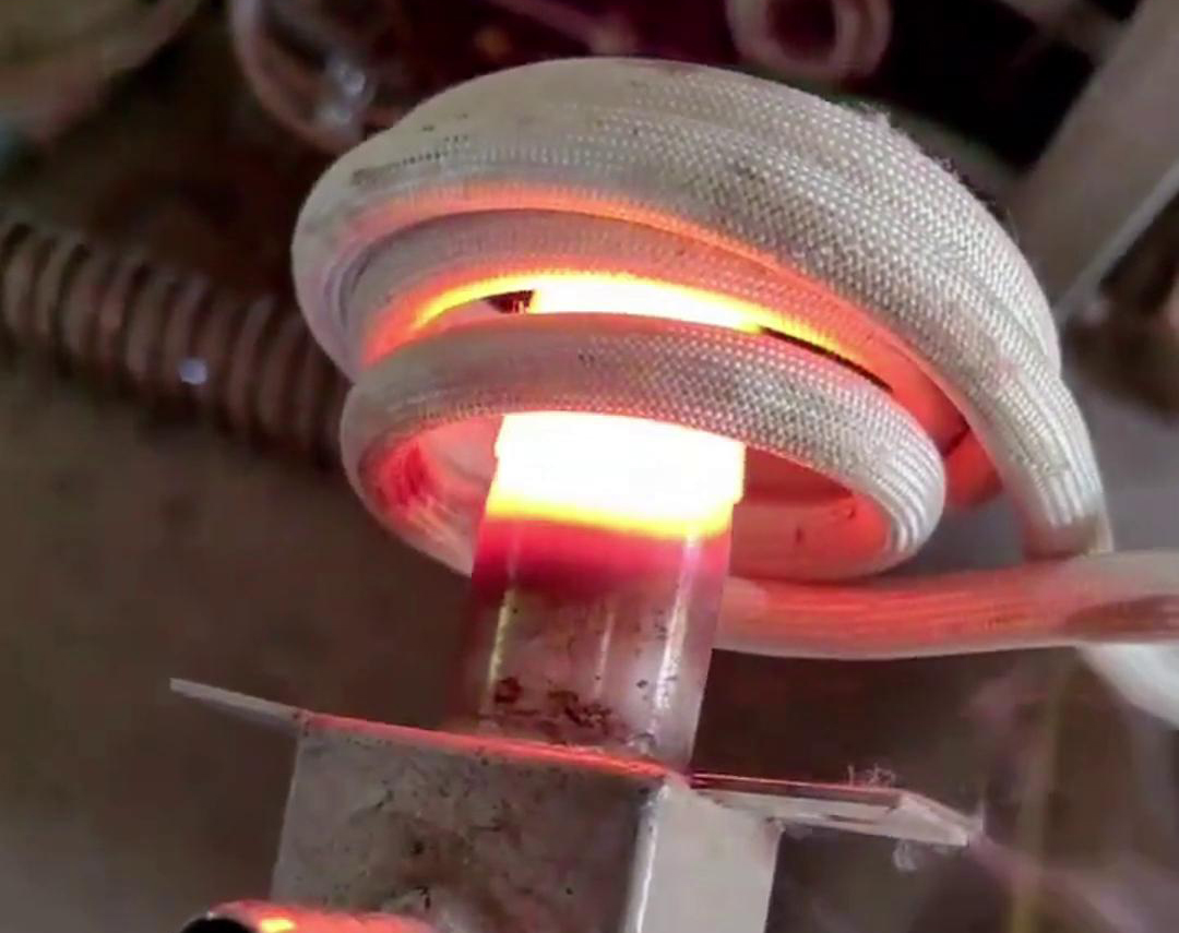 手持式高頻機加熱不鏽鋼管是一種高效、精確的加熱方法，適用於對不鏽鋼管進行局部加熱的場合