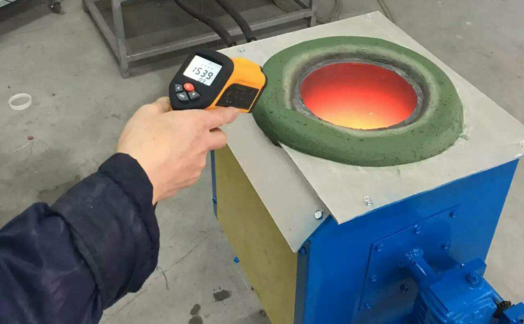 手搖傾倒式中頻熔煉爐手搖傾倒式中頻熔煉爐適用於多種金屬材料的熔煉，如鋼鐵、銅、鋁、鋅等