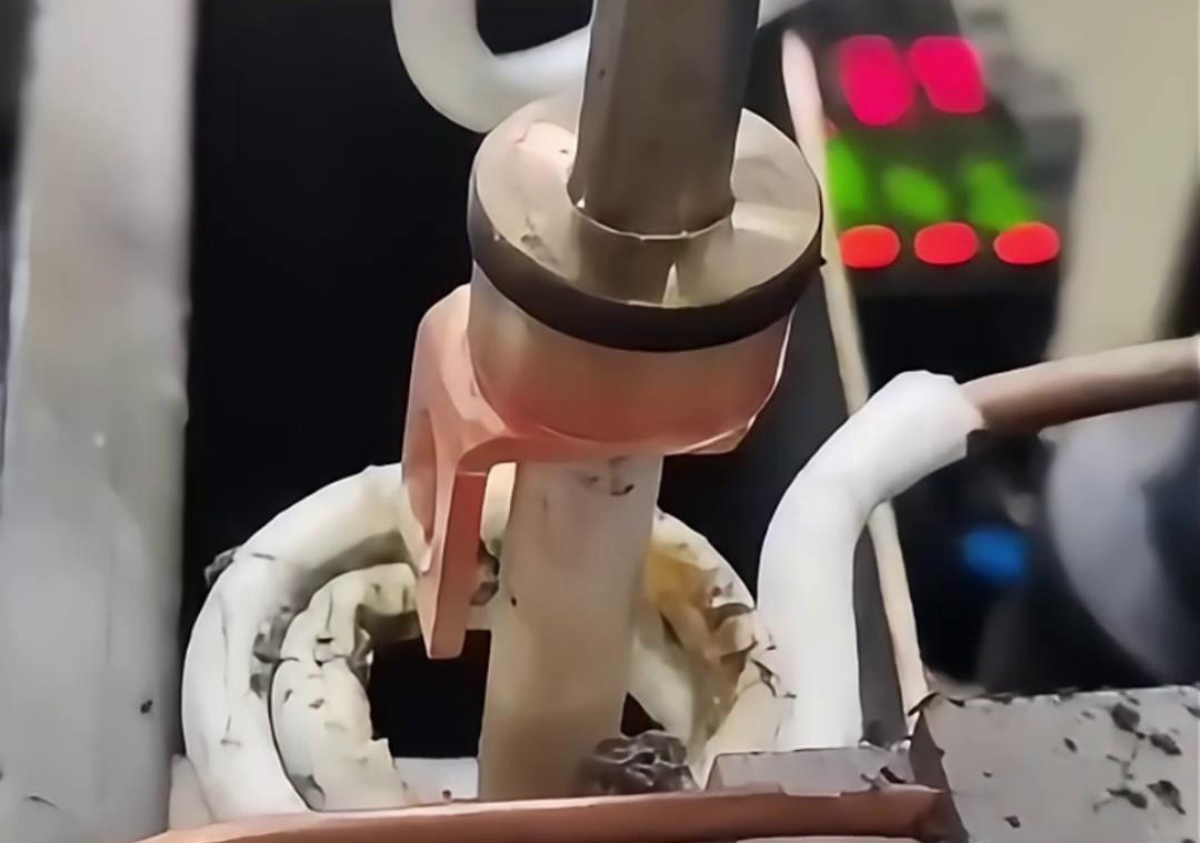 保險絲座是這樣的焊接的，原來是用了高頻自動化釺焊機來完成焊接
