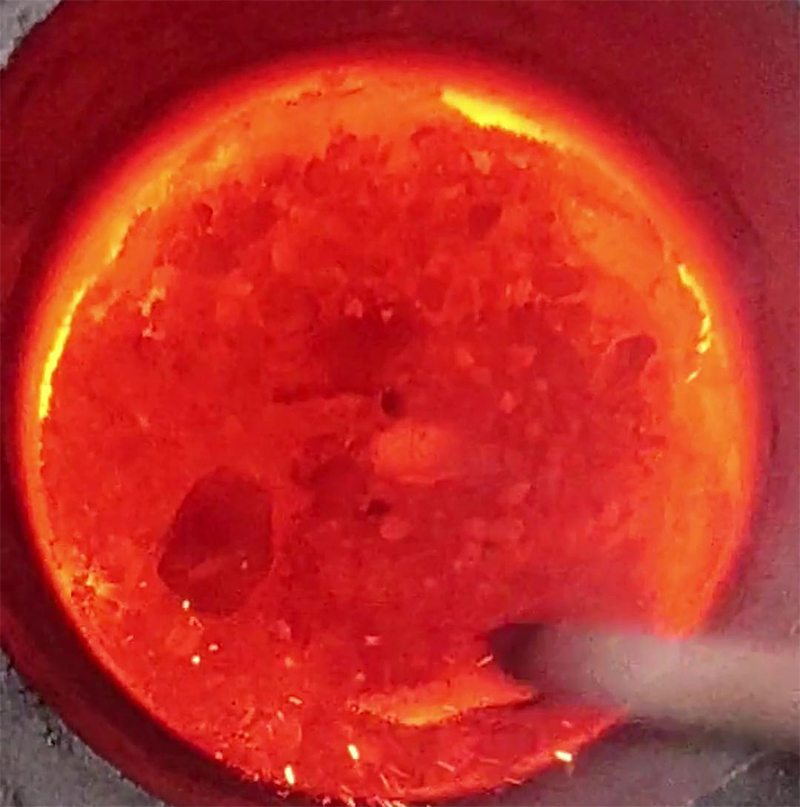 小型鐵渣中頻熔煉爐，采用IGBT節能電源模塊，比傳統電爐電烤箱節能