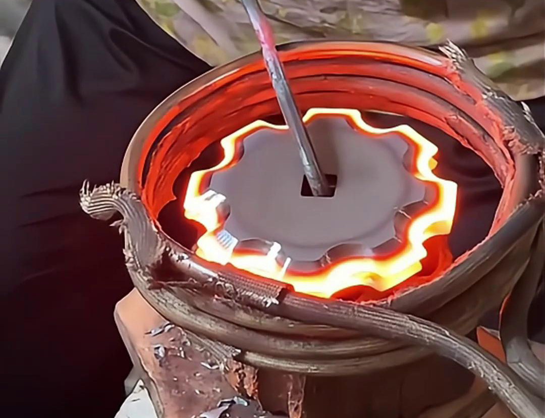 梅花刀片配合輸送帶實現自動化高頻淬火，是一種高效的自動化熱處理解決方案