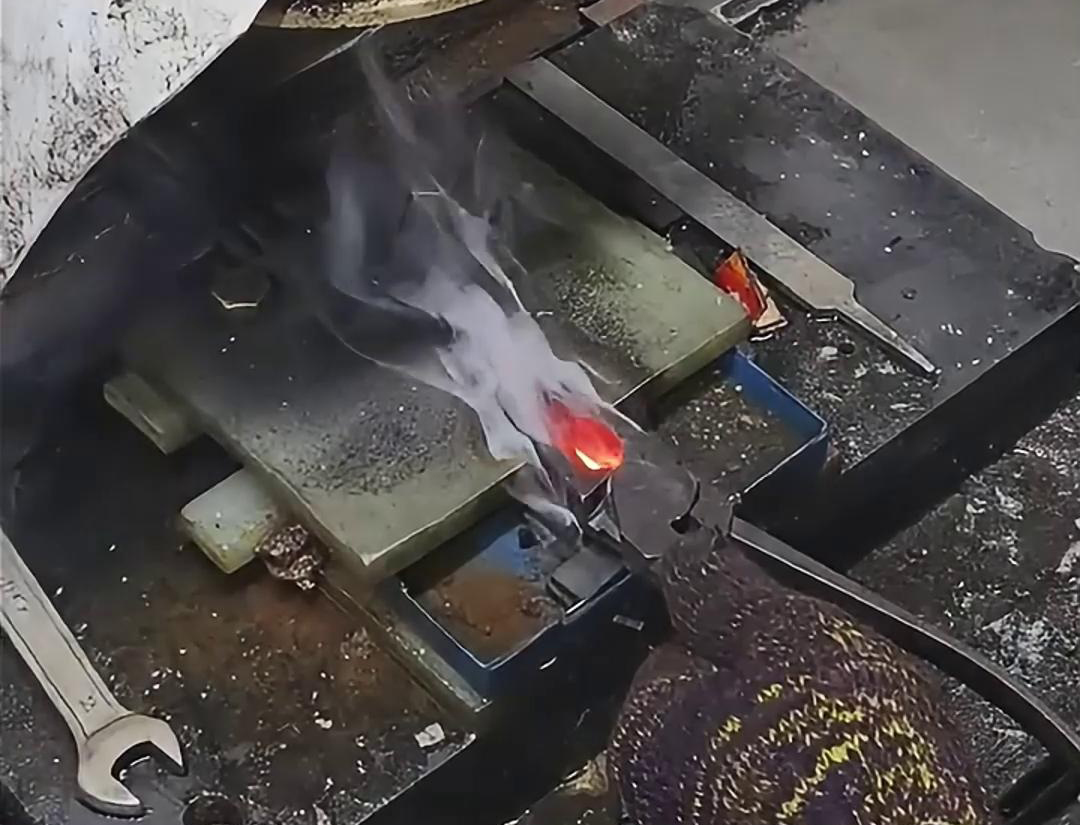 老虎鉗口淬火就是使用高頻淬火機快速加熱，並在短時間內將其冷卻