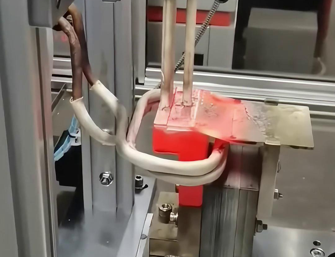 框架斷路器母排銅排高頻焊接過程。采用高頻自動焊接