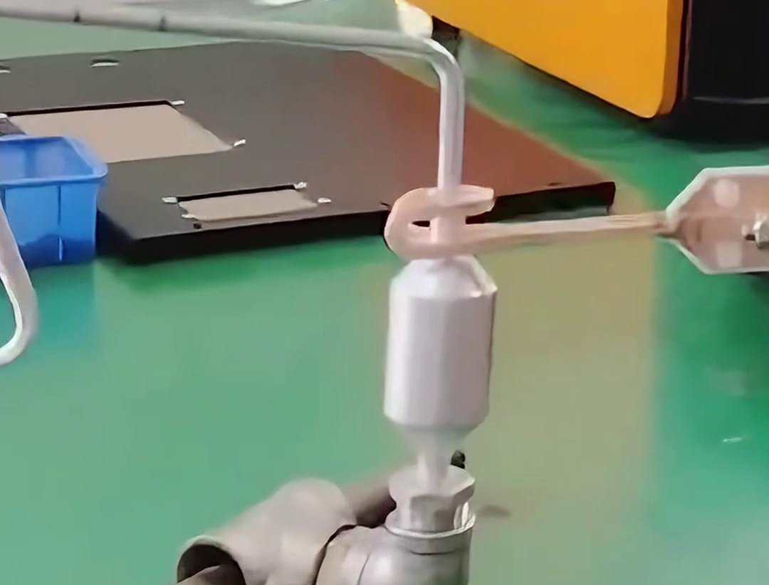 鋁管鋁儲液器正在進行釺焊，用的是手持式高頻萝莉社在线免费观看焊機