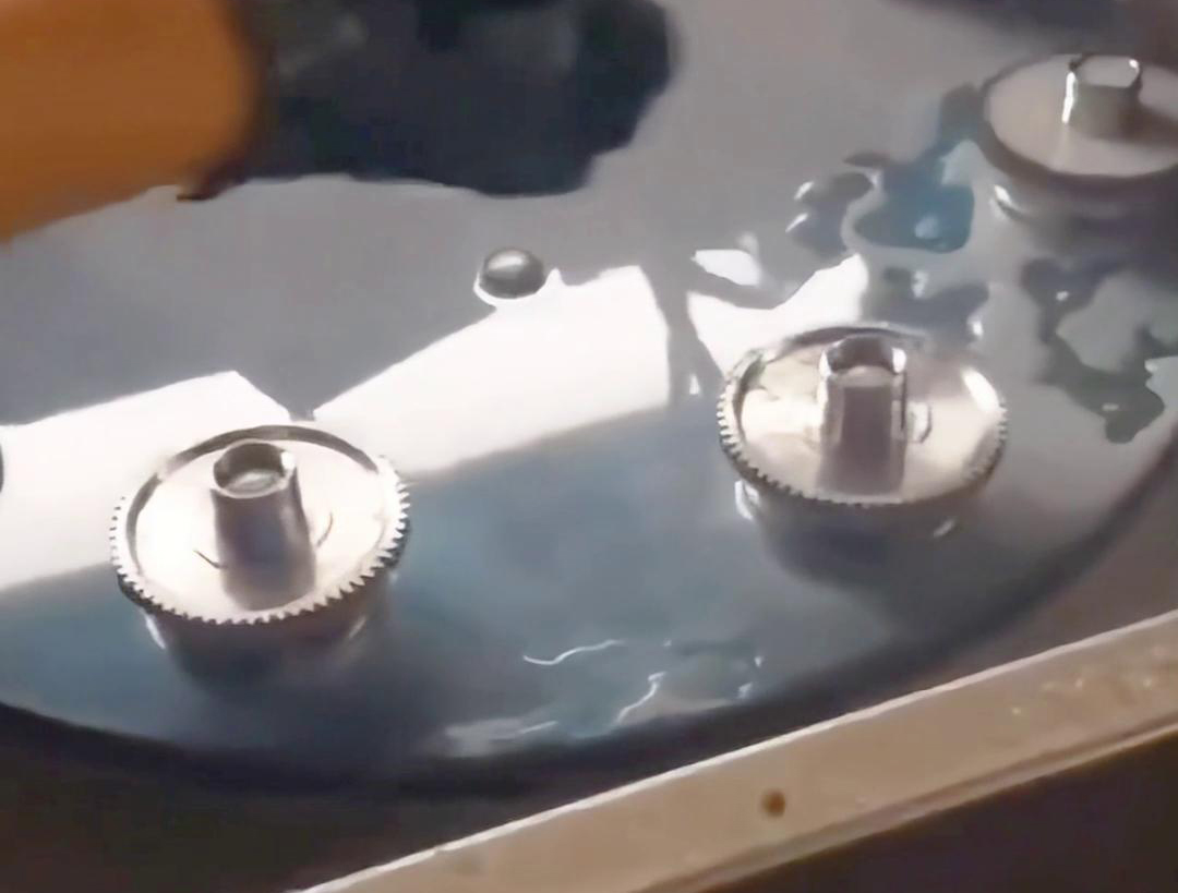 多工位齒輪淬火機床可以同時對多個齒輪進行淬火處理，提高生產效率