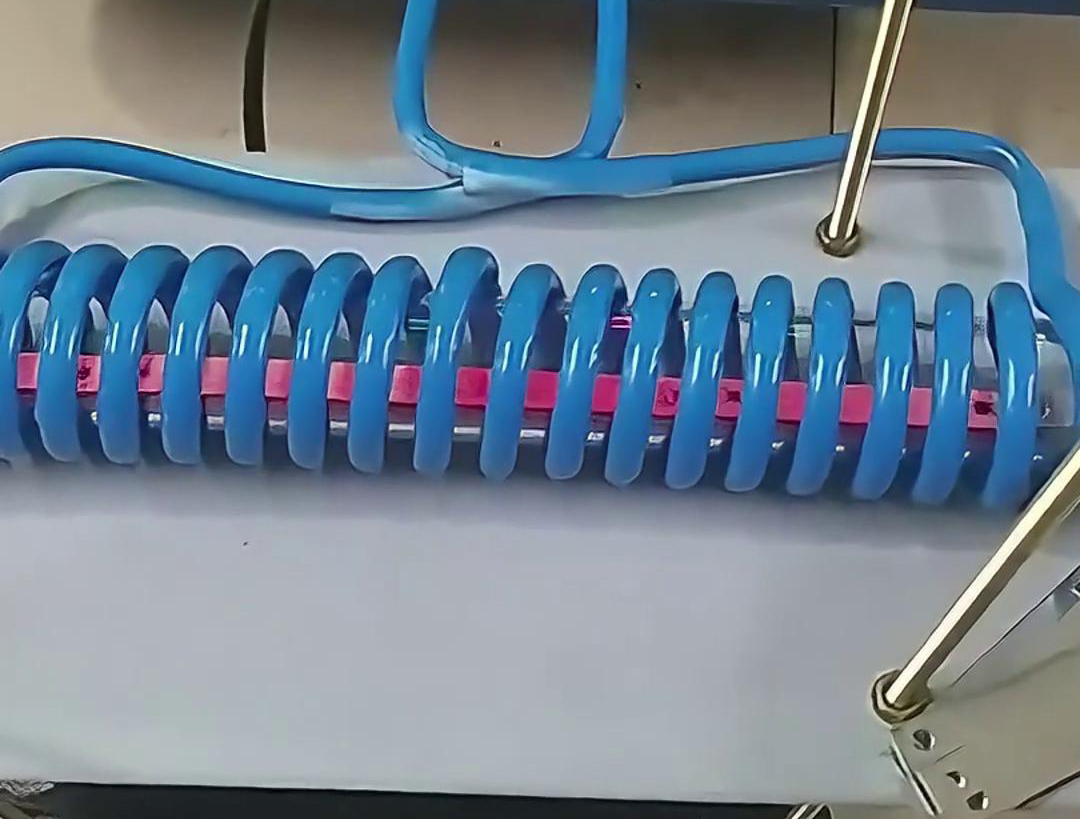 客戶定製的高頻退火機，專門用於雙孔墊片在線退火，