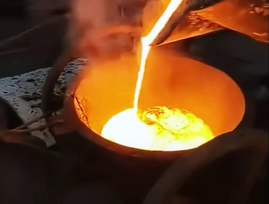 中高頻萝莉社在线免费观看熔煉爐的倒料操作處理和注意事項