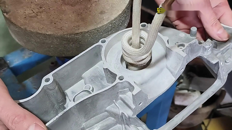鋁殼使用高頻加熱機加熱內孔，然後軸承熱裝配