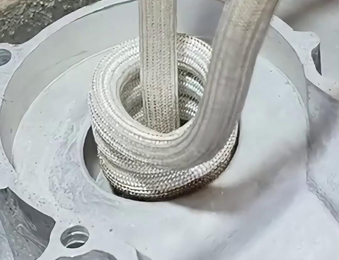 鋁殼外殼內孔類的加熱設備，而高頻加熱機無疑是一個值