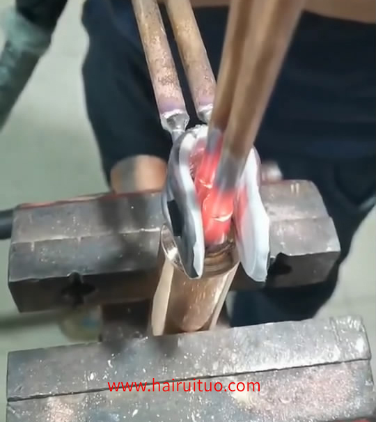 銅管焊接用手持高頻萝莉社在线免费观看加熱設備，高頻焊機