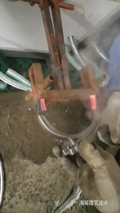 高頻加熱機 撥叉淬火，1.7秒一個，質量杠杠滴