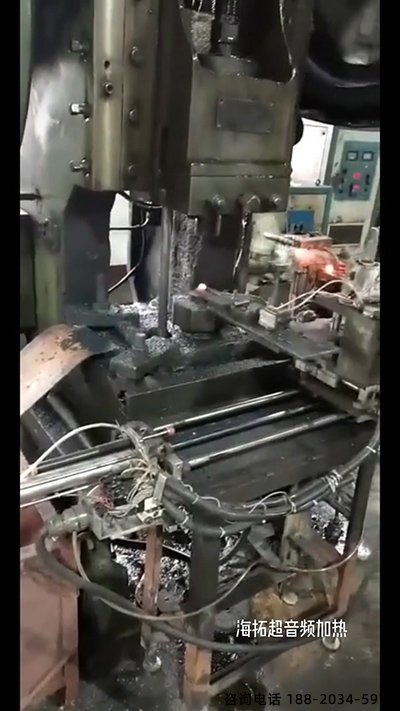 超音頻萝莉社在线免费观看加熱設備配合機械傳送帶對加熱鐵棒鍛造