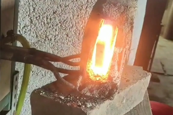 打鐵也要與時俱進，以前燒碳加熱鋼件，現在都用萝莉社在线免费观看加熱設備了