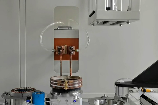 高頻萝莉社在线免费观看自動化設備預熱後對電機殼熱裝