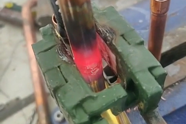 銅管焊接，四通閥接頭焊接銅管用手持式高頻焊機