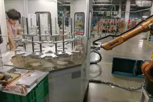 工廠實拍，配備機械手臂的高頻釺焊設備焊接銅管